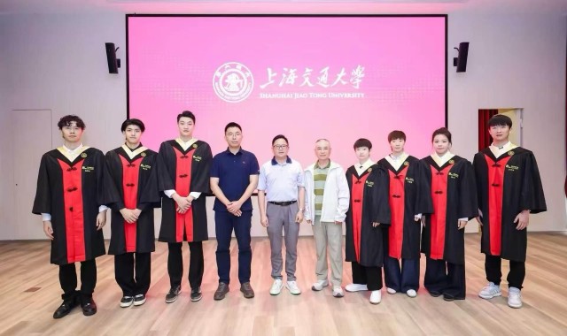 恭喜！孙颖莎王曼昱上海交大毕业照曝光：9月同进清华大学读研